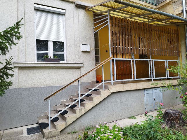 Eladó téglalakás, Szolnokon 29.9 M Ft, 3 szobás