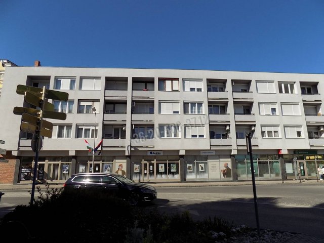 Eladó téglalakás, Pápán, Deák Ferenc utcában 52 M Ft