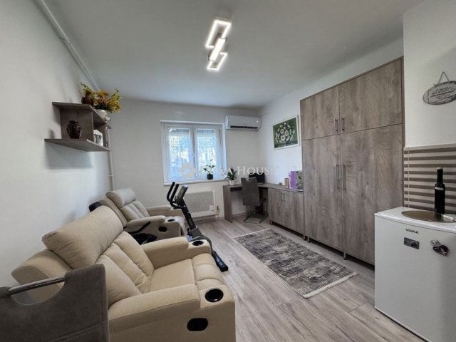 Eladó téglalakás, Komlón 17 M Ft, 1 szobás