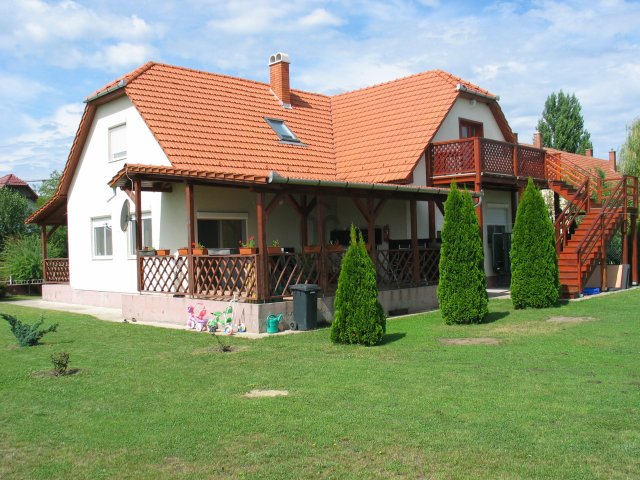 Eladó családi ház, Sarudon 95 M Ft, 8 szobás
