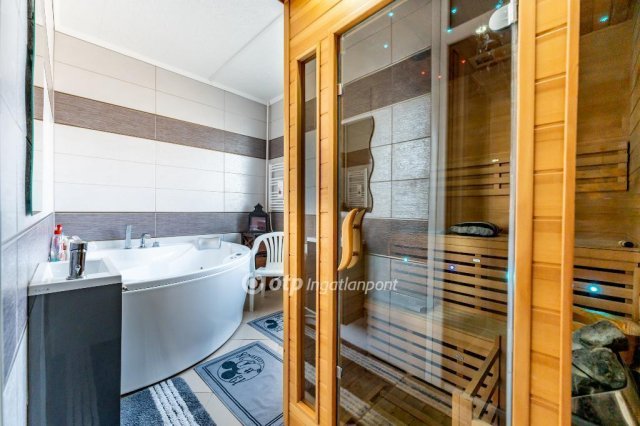 Eladó panellakás, Kazincbarcikán 42 M Ft, 4 szobás