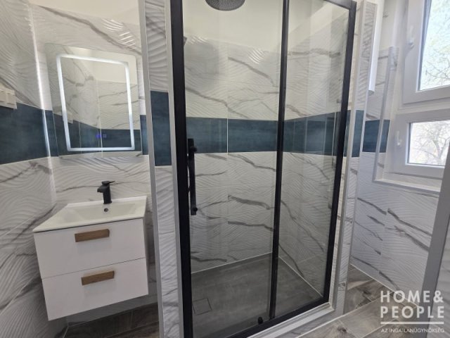 Eladó téglalakás, Szegeden 64.999 M Ft, 2+1 szobás