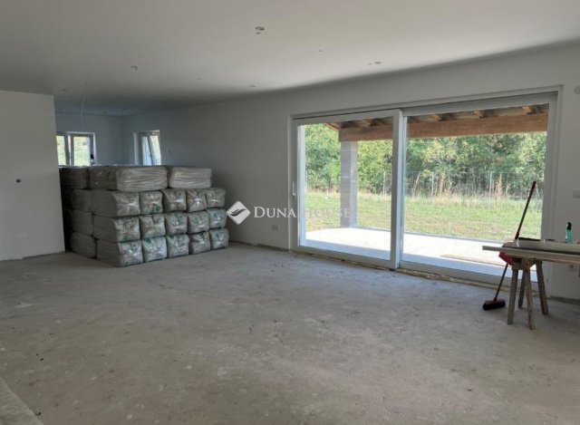 Eladó családi ház, Besnyőn 99 M Ft, 6 szobás