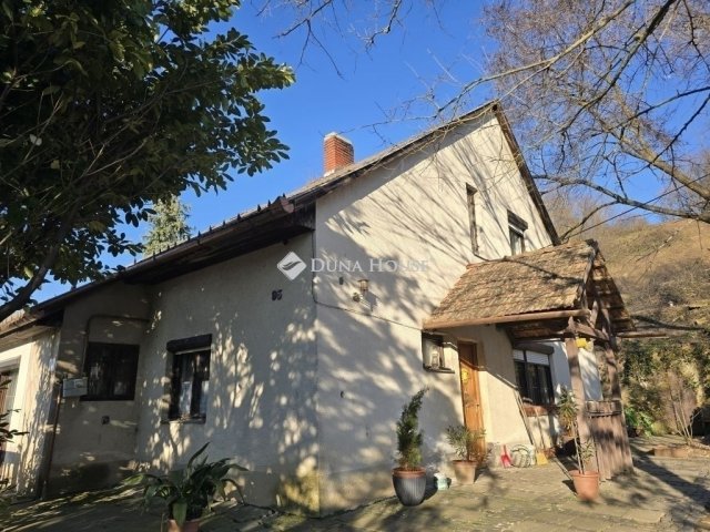 Eladó családi ház, Pécsett 66.9 M Ft, 5 szobás