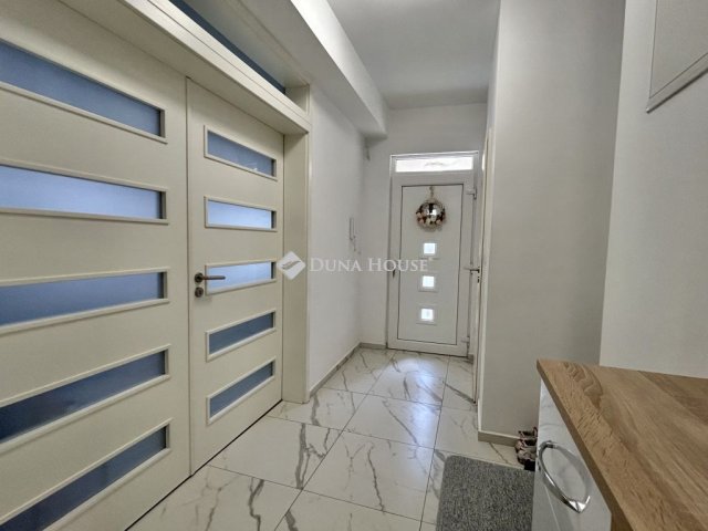 Eladó téglalakás, Keszthelyen 98.9 M Ft, 4 szobás