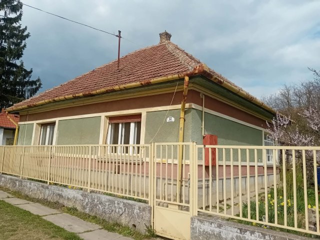 Eladó családi ház, Úrin 36.5 M Ft, 3 szobás