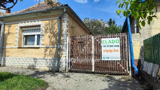 Eladó családi ház, Devecseren 20.9 M Ft, 2 szobás