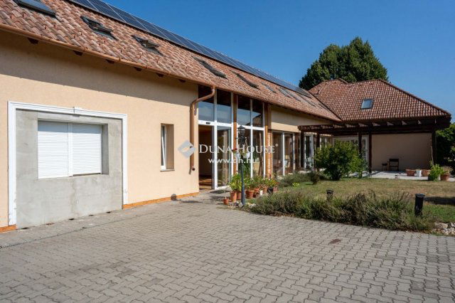 Eladó családi ház, Tarjánon 220 M Ft, 11 szobás
