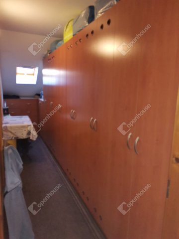 Eladó családi ház, Komáromban 150 M Ft, 8 szobás