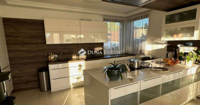 Eladó családi ház, Szentendrén 395.9 M Ft, 5 szobás