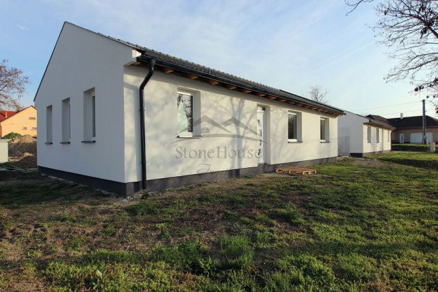 Eladó ikerház, Győrságon 70 M Ft, 4 szobás