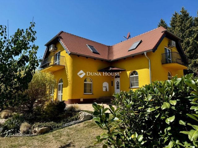 Eladó családi ház, Balatonfüreden 399.9 M Ft, 6 szobás