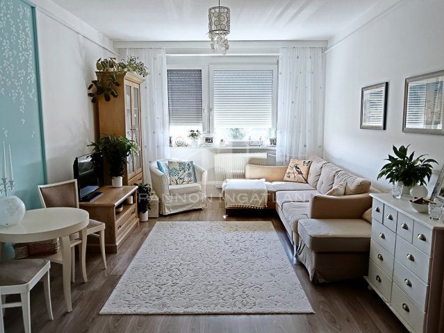 Eladó panellakás, Veszprémben 56 M Ft, 1+2 szobás