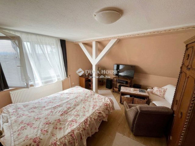 Eladó családi ház, Dunaújvárosban 89.9 M Ft, 5 szobás