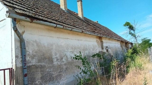 Eladó családi ház, Pincehelyen 9.9 M Ft, 2 szobás