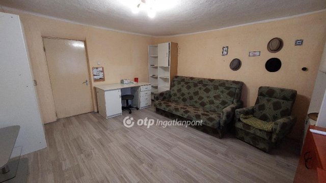 Eladó családi ház, Kisújszálláson 7.9 M Ft, 1+1 szobás