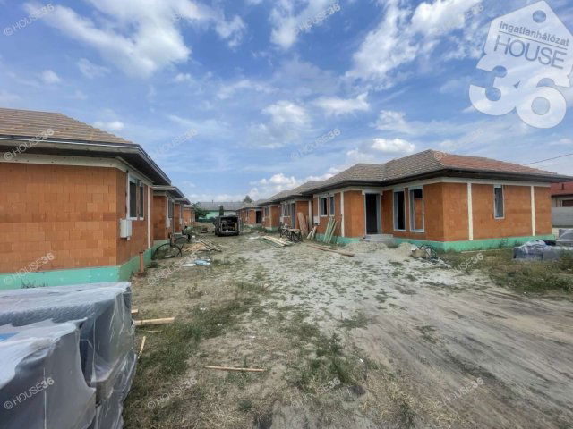 Eladó sorház, Helvécián 57.5 M Ft, 3 szobás