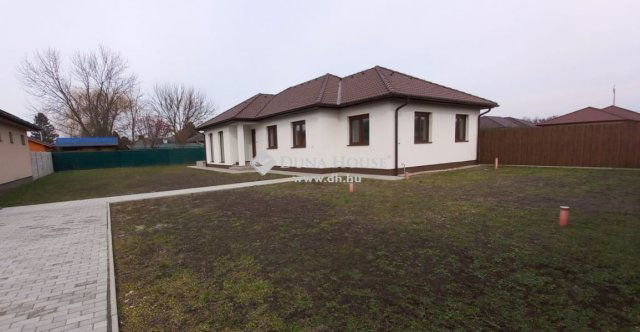 Eladó családi ház, Békéscsabán 106.05 M Ft, 5 szobás