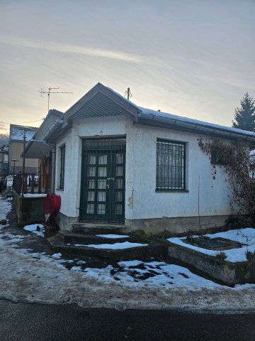 Eladó üzlethelyiség, Komlón 13.5 M Ft, 2+1 szobás