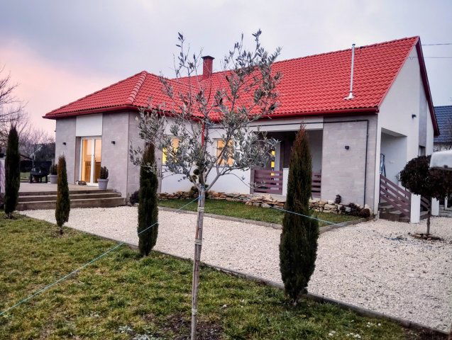 Eladó családi ház, Balatonfőkajáron 94.9 M Ft, 4 szobás