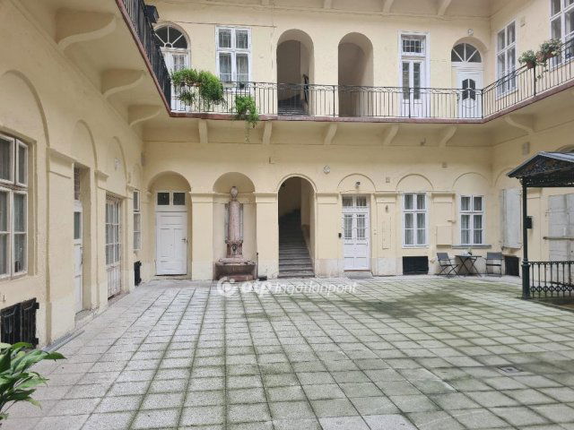 Eladó téglalakás, Budapesten, V. kerületben 109 M Ft, 2 szobás