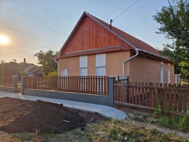 Eladó családi ház, Jászárokszálláson 27.99 M Ft, 2 szobás