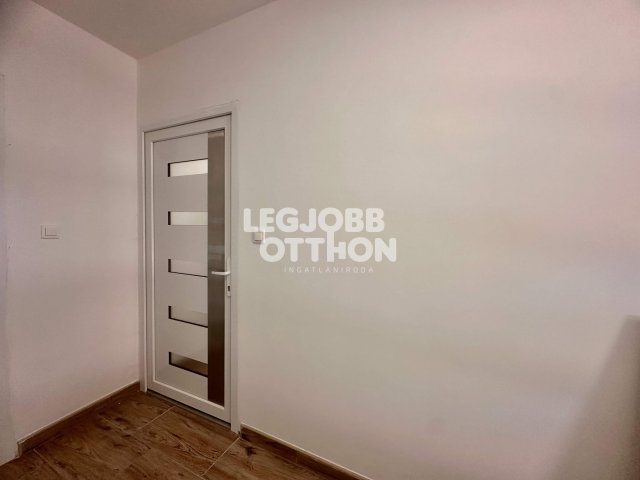 Kiadó téglalakás, albérlet, Cegléden 170 E Ft / hó, 3 szobás