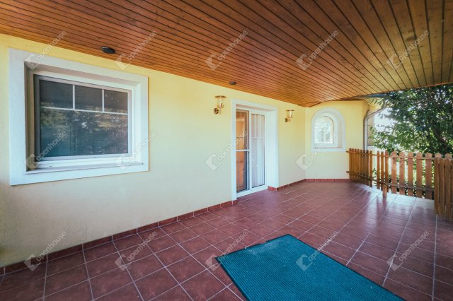 Eladó családi ház, Hegyeshalomban 139 M Ft, 9 szobás