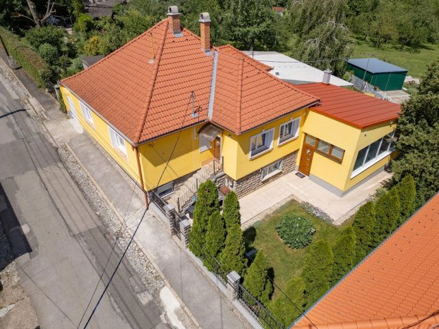 Eladó családi ház, Pécsett 89.9 M Ft, 5 szobás