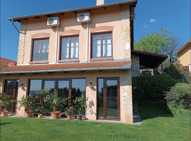 Eladó családi ház, Szadán, Szőlőhegyi utcában 174.9 M Ft