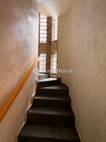 Eladó családi ház, Pécsett 211 M Ft, 10 szobás