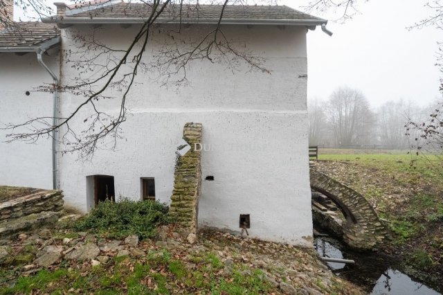 Eladó mezogazdasagi ingatlan, Pápateszéren 180 M Ft, 4 szobás