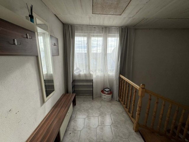 Eladó családi ház, Pécsett 62.5 M Ft, 9 szobás