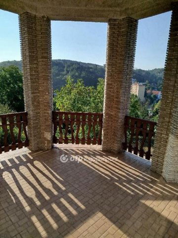 Eladó családi ház, Komlón 80 M Ft, 6 szobás