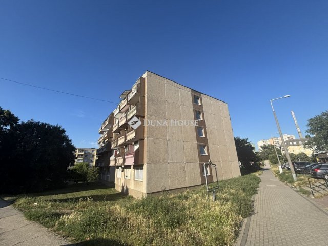 Eladó panellakás, Tatabányán, Gábor Áron utcában 31 M Ft