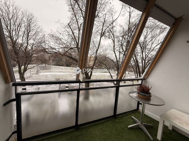 Eladó panellakás, Pécsett 53.9 M Ft, 3 szobás