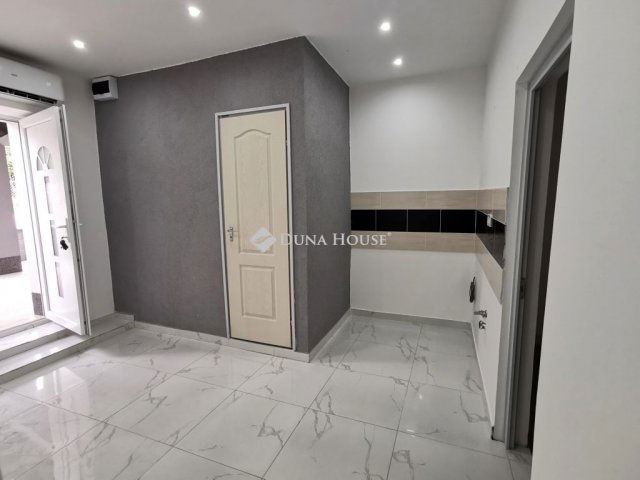 Eladó téglalakás, Esztergomban 23.9 M Ft, 1 szobás