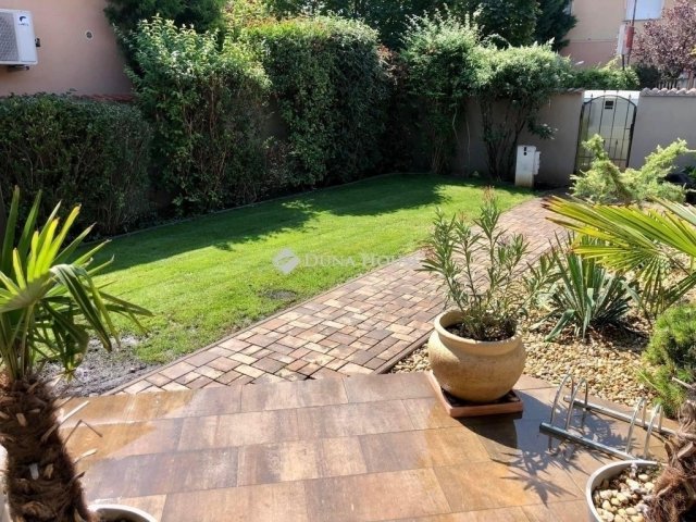 Eladó családi ház, Vecsésen 245 M Ft, 5 szobás