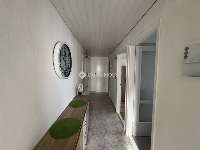 Eladó családi ház, Pécsett 62.5 M Ft, 8 szobás