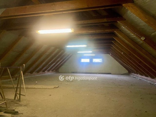 Eladó sorház, Pécsett 215 M Ft, 12+2 szobás