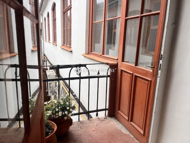 Eladó téglalakás, Pécsett 89 M Ft, 5 szobás