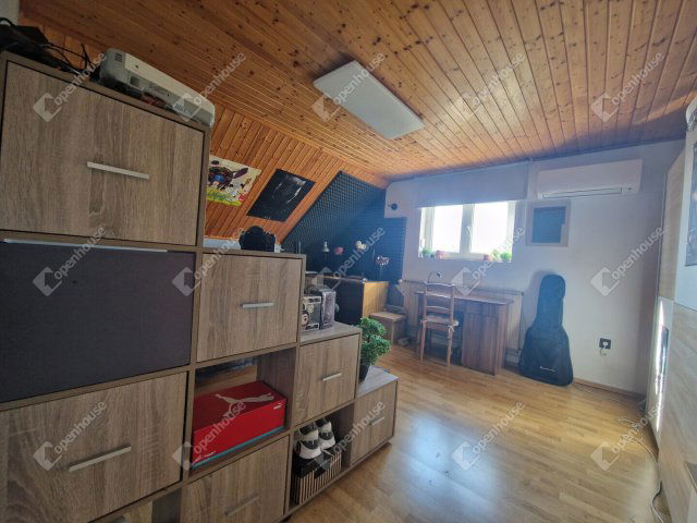 Eladó családi ház, Komáromban 140 M Ft, 5 szobás