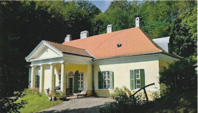 Eladó családi ház, Esztergomban 461.5 M Ft, 10 szobás