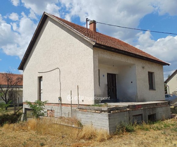 Eladó családi ház, Csongrádon 23.5 M Ft, 3 szobás
