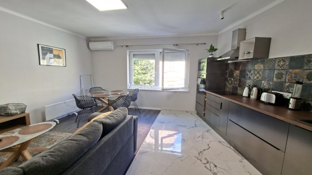 Kiadó téglalakás, albérlet, Pécsett 250 E Ft / hó, 1 szobás