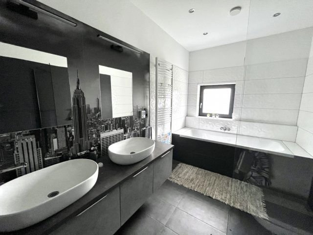 Eladó családi ház, Pécsett 149 M Ft, 5 szobás