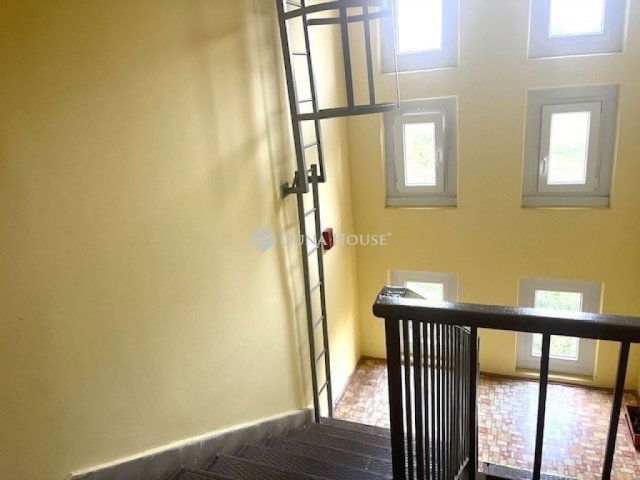 Eladó panellakás, Pécsett 55.9 M Ft, 4 szobás