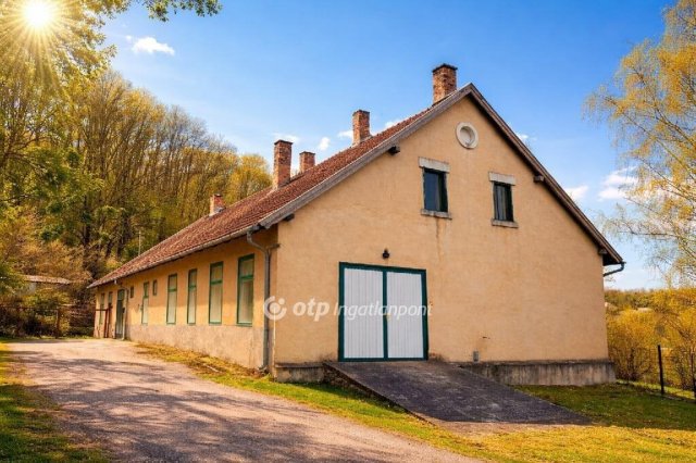 Eladó családi ház, Ajkán 26.8 M Ft, 4 szobás