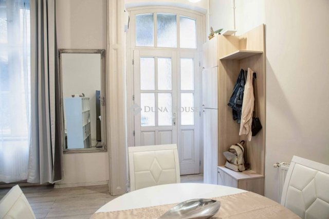 Eladó téglalakás, Budapesten, VI. kerületben 99.5 M Ft, 2 szobás