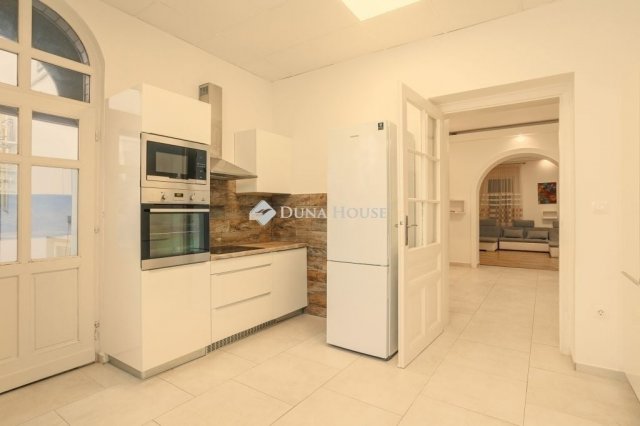 Eladó téglalakás, Pécsett 120 M Ft, 4 szobás